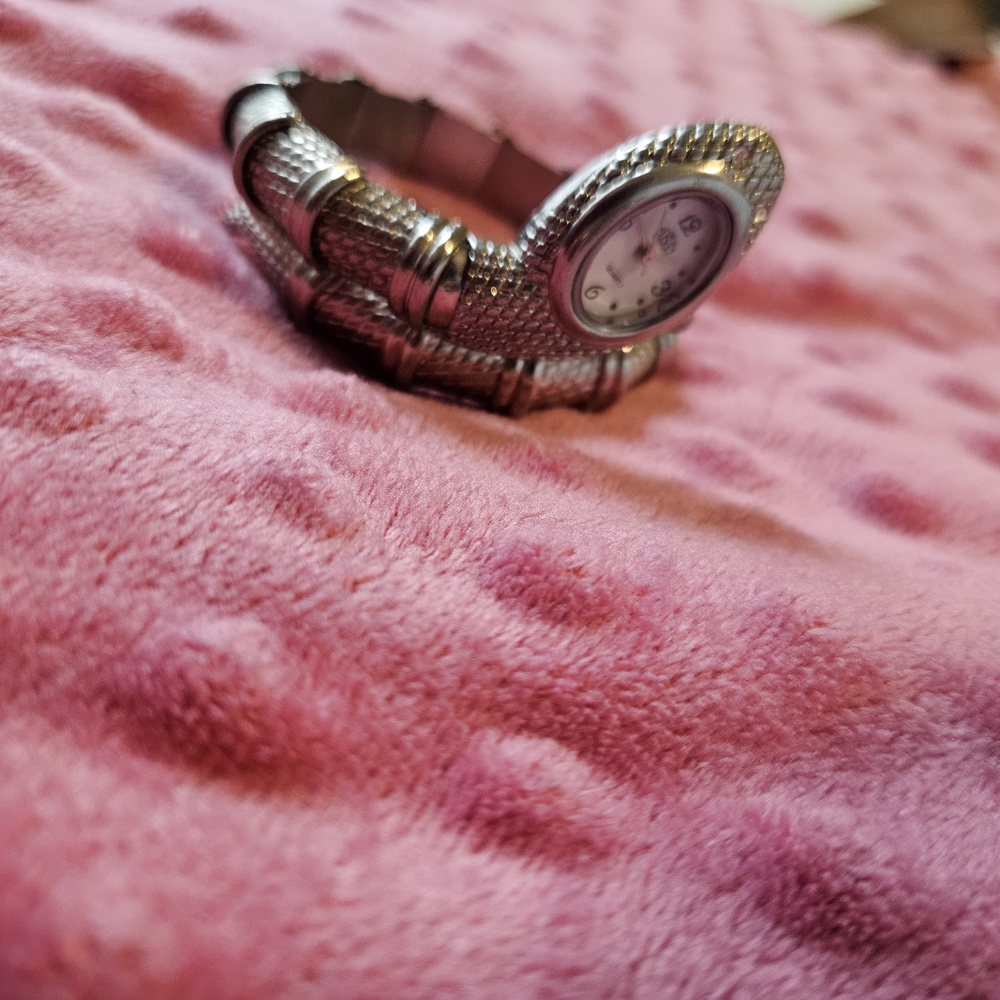 Snake Design Women's Bracelet Watch - Picture 6 of 6